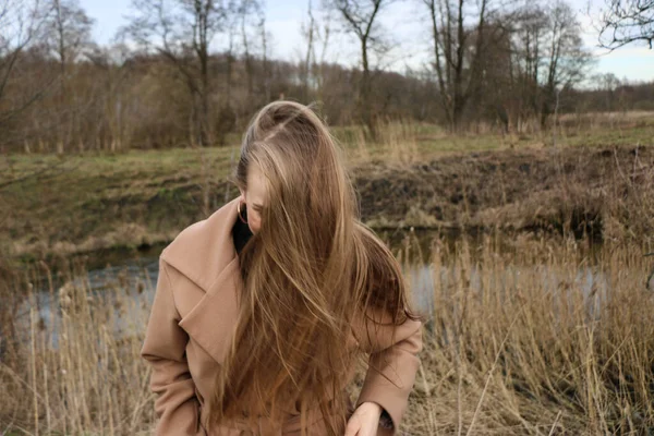 Kaunis Tyttö Vaalea Pitkät Hiukset Kävelee Keväällä Lähellä Metsää Ruskeassa — kuvapankkivalokuva
