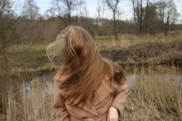 Menina Bonita Loira Com Cabelos Longos Caminha Primavera Perto Floresta — Fotografia de Stock