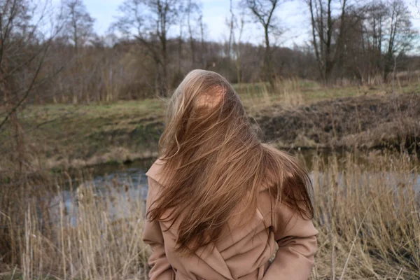 Gyönyörű Lány Szőke Hosszú Hajú Sétál Tavasszal Közel Erdő Barna — Stock Fotó