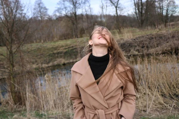 Bella Ragazza Bionda Con Capelli Lunghi Cammina Primavera Vicino Alla — Foto Stock