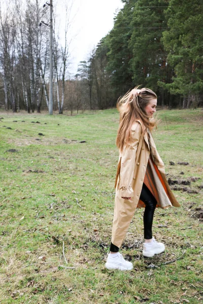 Mooi Meisje Blond Met Lang Haar Wandelingen Het Voorjaar Buurt — Stockfoto