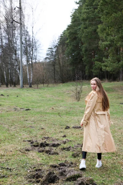 Mooi Meisje Blond Met Lang Haar Wandelingen Het Voorjaar Buurt — Stockfoto