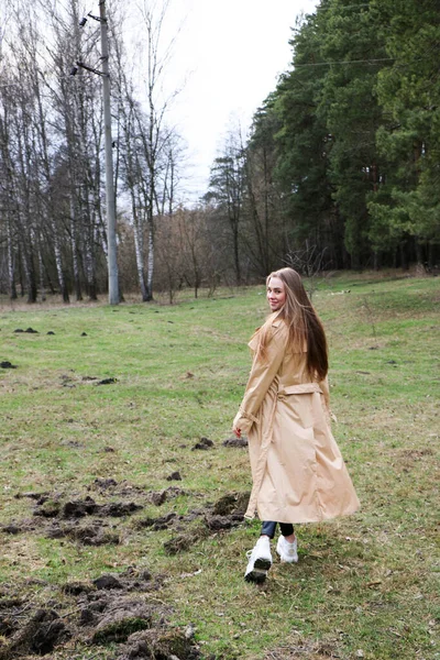 Mooi Meisje Blond Met Lang Haar Wandelingen Het Voorjaar Buurt — Stockfoto