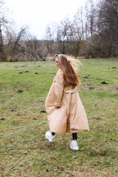 Bella Ragazza Bionda Con Capelli Lunghi Cammina Primavera Vicino Alla — Foto Stock