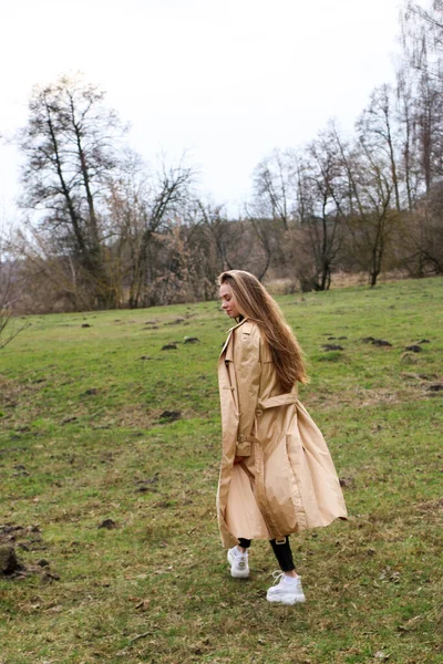 Mooi Meisje Blond Met Lang Haar Wandelingen Het Voorjaar Buurt — Stockfoto