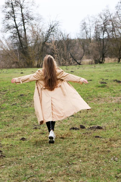 Menina Bonita Loira Com Cabelos Longos Caminha Primavera Perto Floresta — Fotografia de Stock