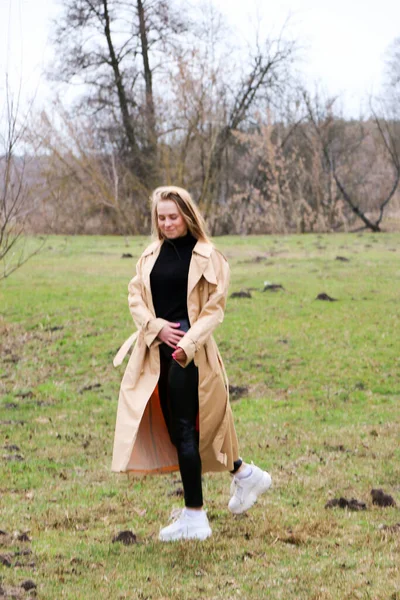 Mooi Meisje Blond Met Lang Haar Wandelingen Het Voorjaar Buurt — Stockfoto