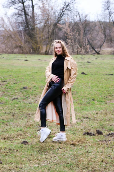 Vacker Flicka Blond Med Långt Hår Går Våren Nära Skogen — Stockfoto