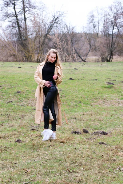 Vacker Flicka Blond Med Långt Hår Går Våren Nära Skogen — Stockfoto