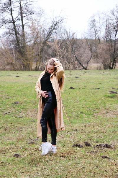 Mooi Meisje Blond Met Lang Haar Wandelingen Het Voorjaar Buurt — Stockfoto