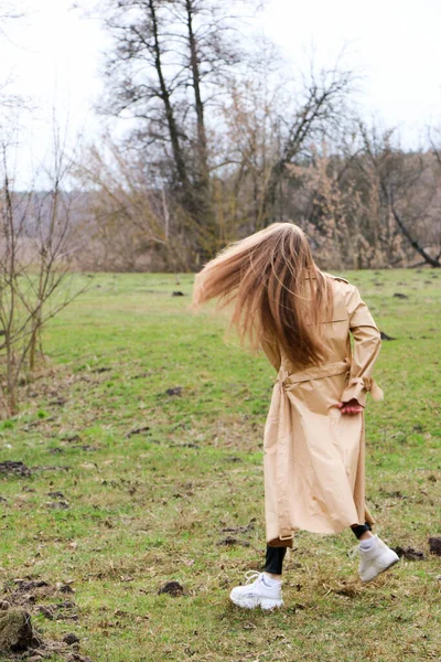 Красивая Девушка Блондинка Длинными Волосами Прогулки Весной Возле Леса Коричневом — стоковое фото