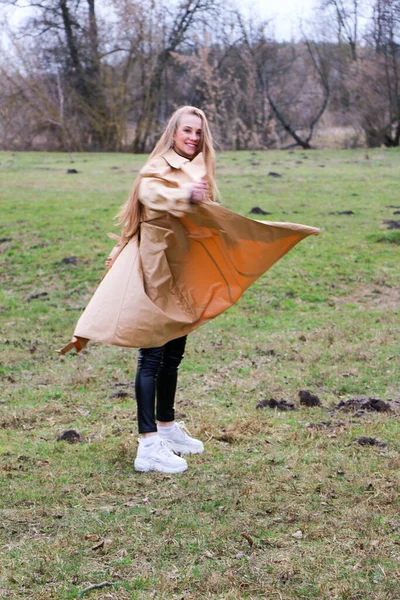 Menina Bonita Loira Com Cabelos Longos Caminha Primavera Perto Floresta — Fotografia de Stock