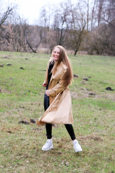 Menina Bonita Loira Com Cabelos Longos Caminha Primavera Perto Floresta — Fotografia de Stock