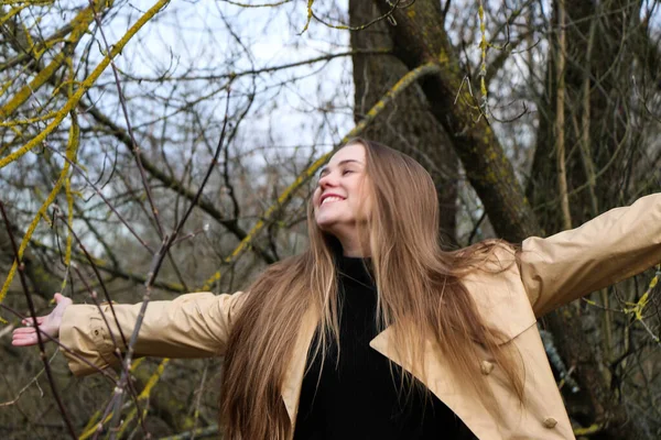 Bella Giovane Donna Posa Alla Telecamera All Aperto Sfondo Giunco — Foto Stock