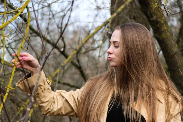 Söt Ung Kvinna Poserar Vid Kameran Utomhus Bulrush Bakgrund Utomhus — Stockfoto