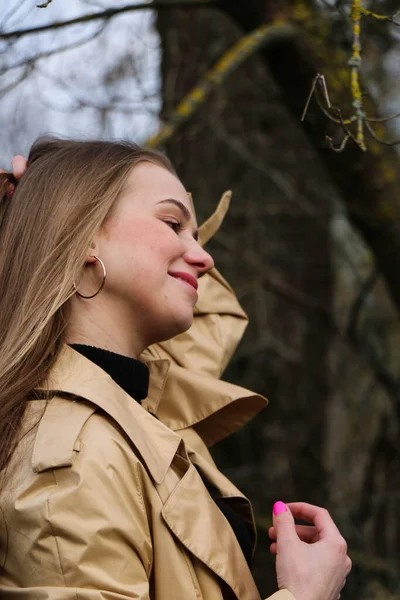 Söt Ung Kvinna Poserar Vid Kameran Utomhus Bulrush Bakgrund Utomhus — Stockfoto