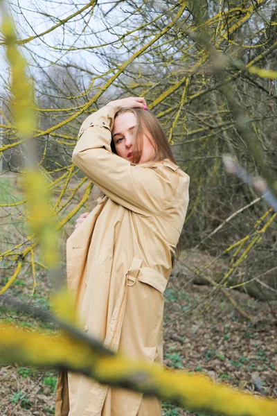 Mooie Jonge Vrouw Poseert Voor Camera Buiten Bulrush Achtergrond Buiten — Stockfoto