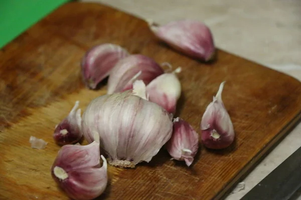 Knoflookteentjes Rustieke Tafel Houten Kom Vers Geschilde Knoflook Bollen — Stockfoto