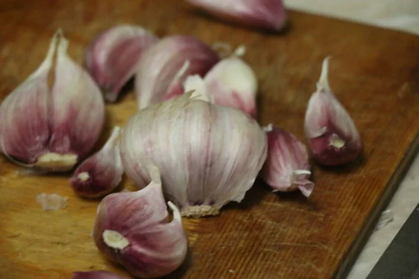 Garlic Cloves Rustic Table Wooden Bowl Fresh Peeled Garlics Bulbs — Stock Photo, Image