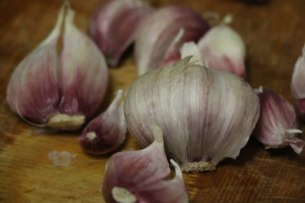 Cravinho Alho Mesa Rústica Tigela Madeira Garlics Descascados Frescos Bulbos — Fotografia de Stock