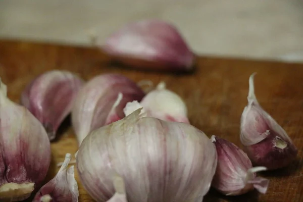 Cravinho Alho Mesa Rústica Tigela Madeira Garlics Descascados Frescos Bulbos — Fotografia de Stock