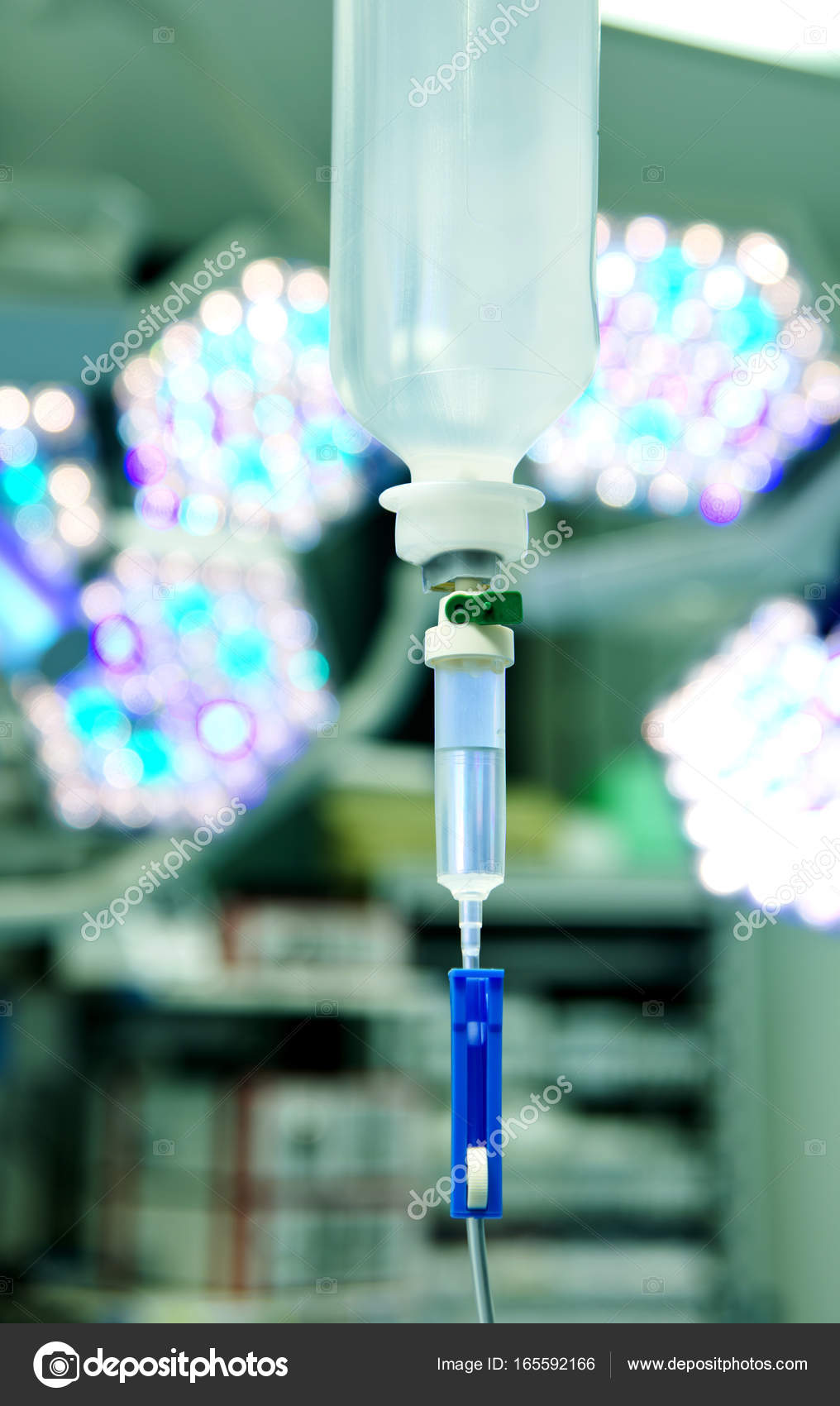 Ziekenhuis infusie Plastic fles in werking theater met Led ... Ziekenhuis infusie Plastic fles in werking theater met Led ...