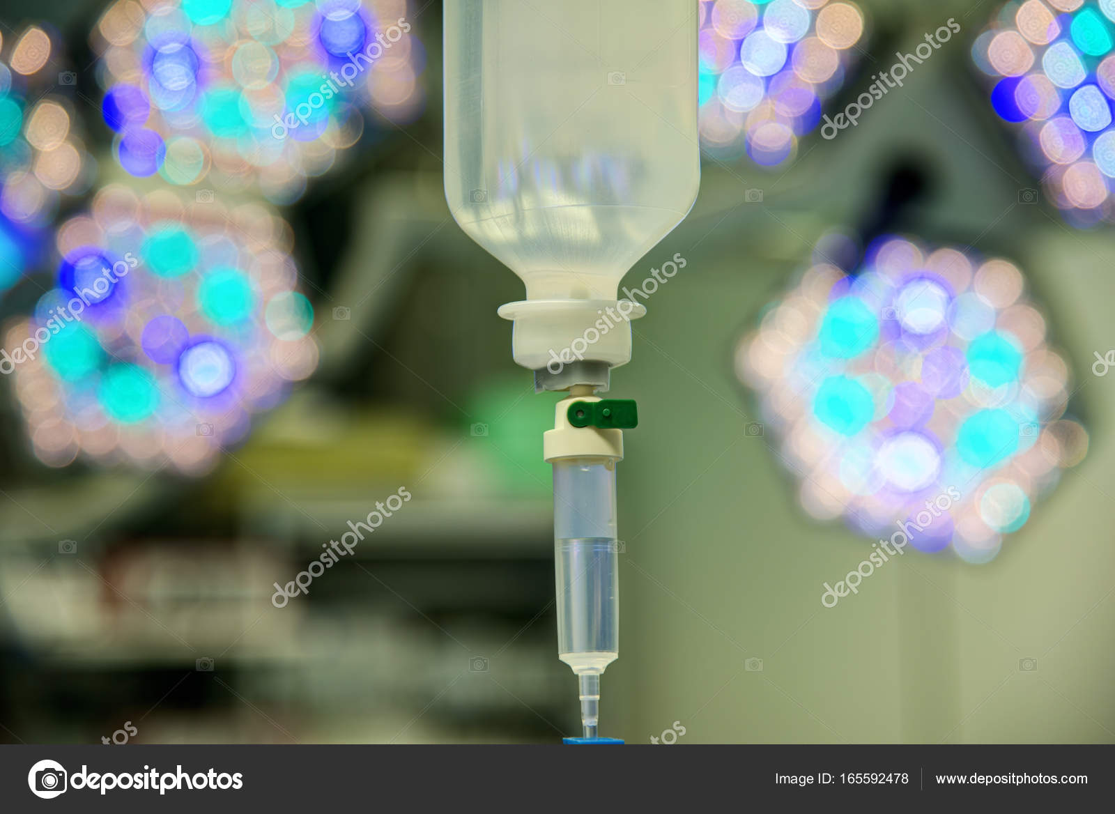 Ziekenhuis infusie Plastic fles in werking theater met Led ... Ziekenhuis infusie Plastic fles in werking theater met Led ...
