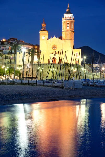 Sant Bertomeu Kilisesi ve Santa Tecla gece Sitges şehrinde. Barselona'ya kapatın.