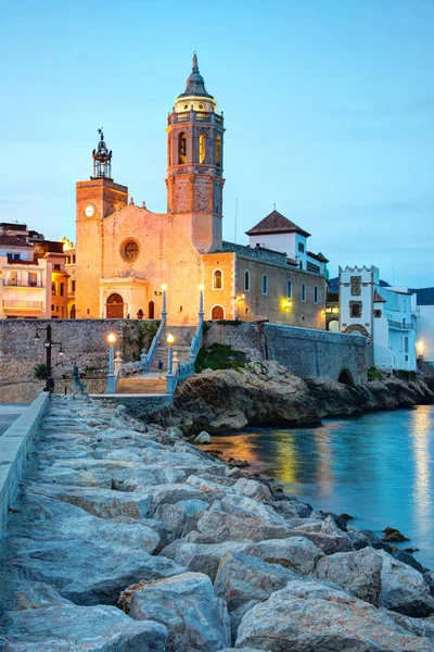 Sant Bertomeu Kilisesi ve Santa Tecla gece Sitges şehrinde. Barselona'ya kapatın.