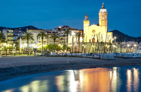 Kerk van Sant Bertomeu en Santa Tecla in Sitges per nacht. Dicht bij Barcelona. Rechtenvrije Stockfoto's