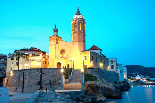 Kerk van Sant Bertomeu en Santa Tecla in Sitges per nacht. Dicht bij Barcelona. Stockfoto