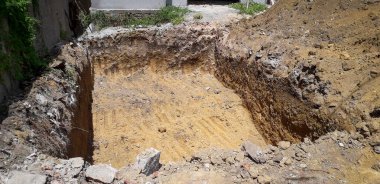 Recife, Pernambuco, Brezilya 'da bir havuz için büyük bir delik