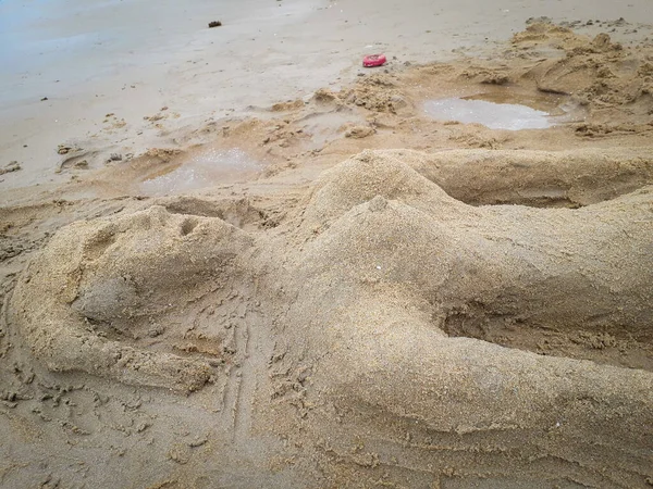 Beeldhouwkunst in het zand van Porto de Galinhas onder de intense zon. Hoge helderheid. — Stockfoto