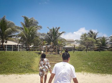 İnsanlar Porto de Galinhas, Pernambuco, Brezilya sahillerinde yürüyor.
