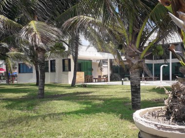 İnsanlar Porto de Galinhas, Pernambuco, Brezilya sahillerinde yürüyor.