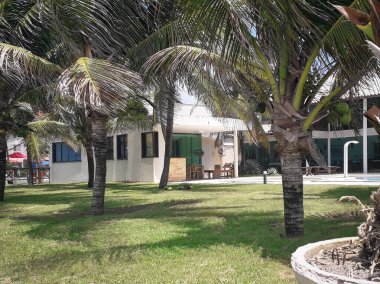 İnsanlar Porto de Galinhas, Pernambuco, Brezilya sahillerinde yürüyor.