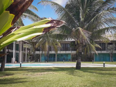 İnsanlar Porto de Galinhas, Pernambuco, Brezilya sahillerinde yürüyor.