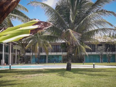 İnsanlar Porto de Galinhas, Pernambuco, Brezilya sahillerinde yürüyor.