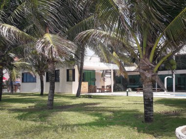 İnsanlar Porto de Galinhas, Pernambuco, Brezilya sahillerinde yürüyor.