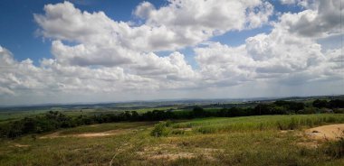 Brezilya Recife 'nin iç kesimlerindeki toprak yol..