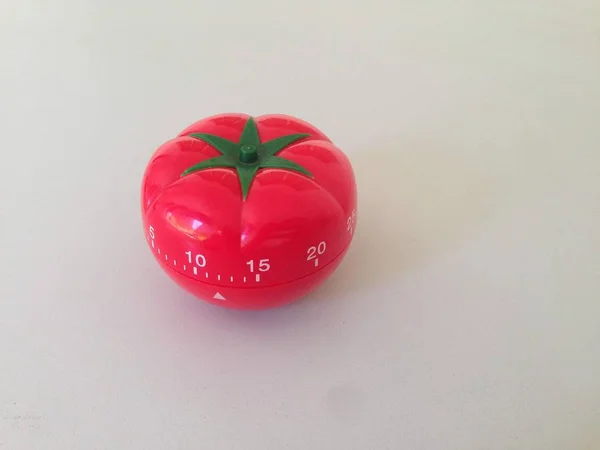 Pomodoro Timer roșu cu detalii verzi. Tomate pe masă. Culori vibrante, multi-unghi . — Fotografie, imagine de stoc