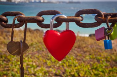 Asma kilit - aşk kavramı kalp şeklinde