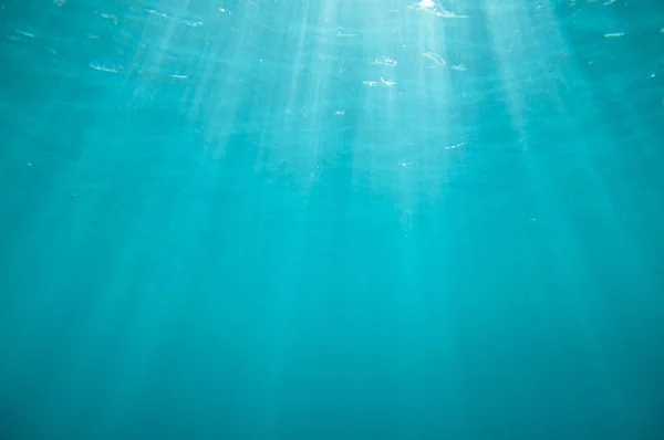 Fondo azul submarino con rayos de sol —  Fotos de Stock