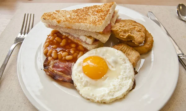 Engelsk frukost - ägg, bacon, bönor och rostat bröd — Stockfoto