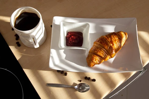 Kaffee, Croissant und Marmelade - französisches Frühstück — Stockfoto