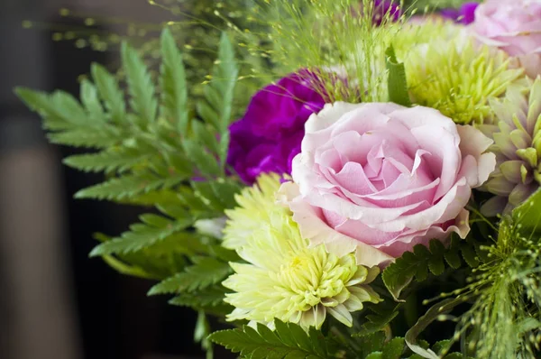 Buquê de flores wih rosa rosas — Fotografia de Stock