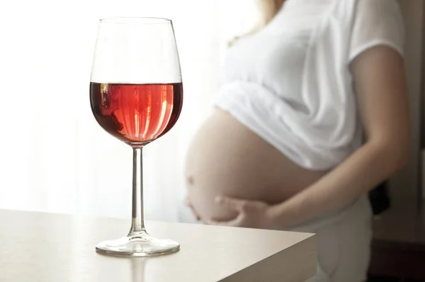 Bere alcol durante la gravidanza - problemi sociali — Foto Stock