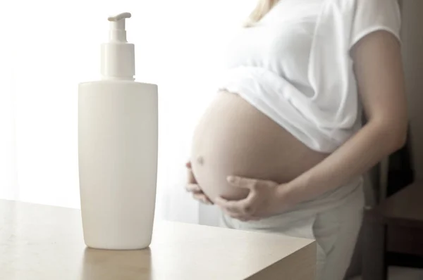 Косметика для беременной женщины — стоковое фото
