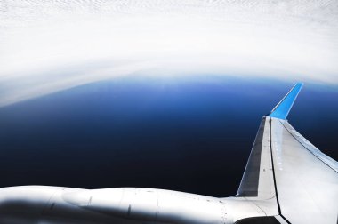 Çılgın pilot - baş aşağı uçan yolcu uçağı