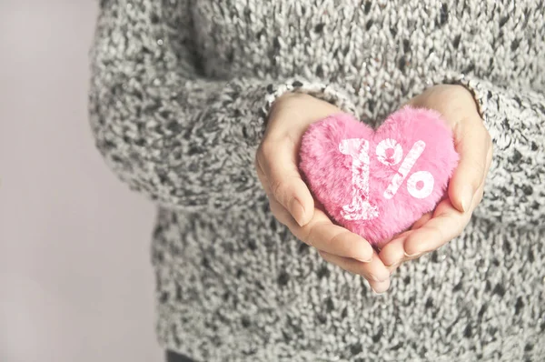 Donación a la caridad - corazón rosa en la mano —  Fotos de Stock